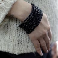 Narukvice s Više Perlica i Drvenom Kopčom - Razne Boje
