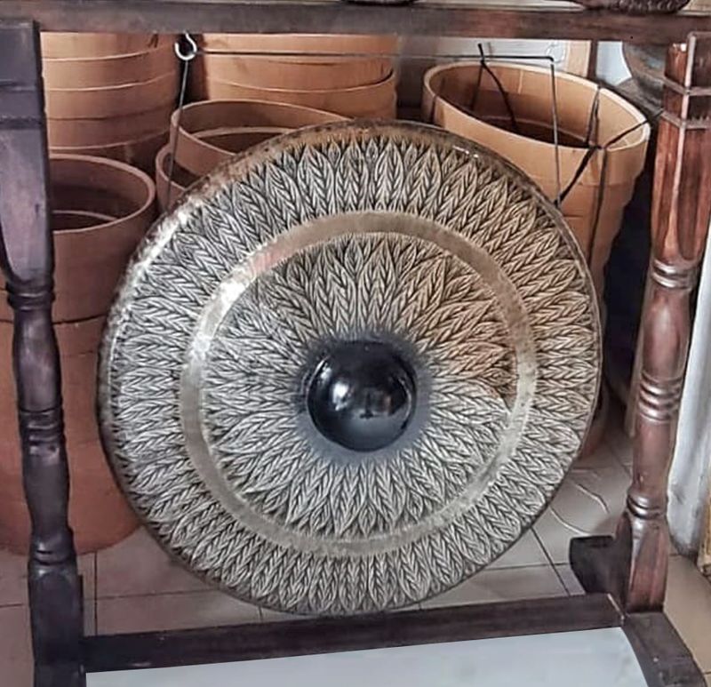 Veliki Gong sa Smeđim Antiknim Stalkom - 80 cm - Crni Uzorak