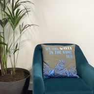 Jastučnica s Printom - We are Waves - Siva, Plava i Prirodna