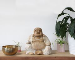 Ručno Izrezbarena Buddha Statua - Sretno Lice - Isprano Bijela 30cm