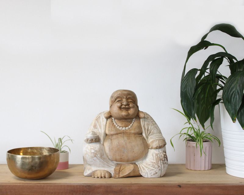 Ručno Izrezbarena Buddha Statua - Sretno Lice - Isprano Bijela 30cm
