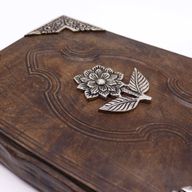 Smeđa Bilježnica od Grube Kože - Cinkov Dekor Ruže - 200 st s Rubovima - 26x18 cm