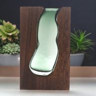 Staklena Vaza/Terarij unutar Tamnog Aleurit Drva - 14.5x5x23cm