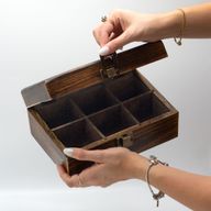 Rezbarena kutija za čaj od mangovog drva – 6 pregrada (23x15x9,5 cm)