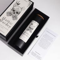 Gothic Garden crna svijeća s plutenim poklopcem, u svojoj kutiji za poklon.
