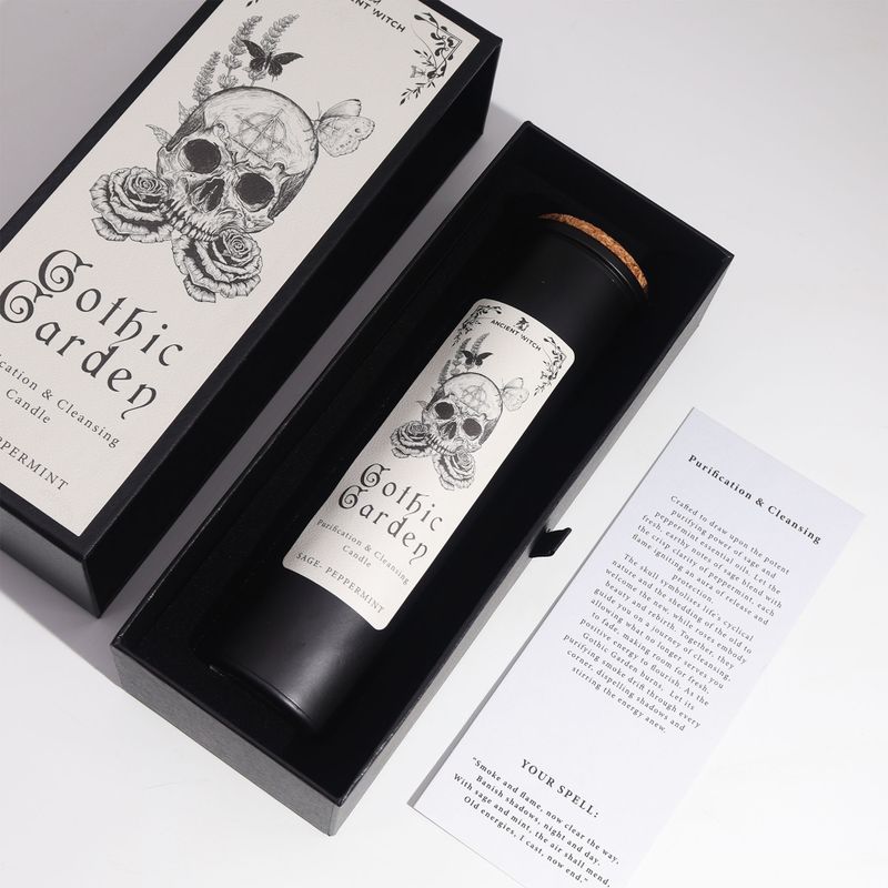 Gothic Garden crna svijeća s plutenim poklopcem, u svojoj kutiji za poklon.