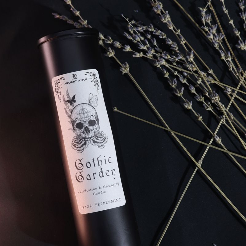 Kadar izbliza etikete svijeće Gothic Garden sa lubanjom, ružama i leptirima