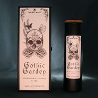 Gothic Garden ritualna svijeća prikazana uz svoje ilustrirano pakiranje