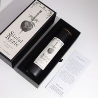 Sinful Apple crna svijeća s poklopcem od pluta u svojoj kutiji za poklon