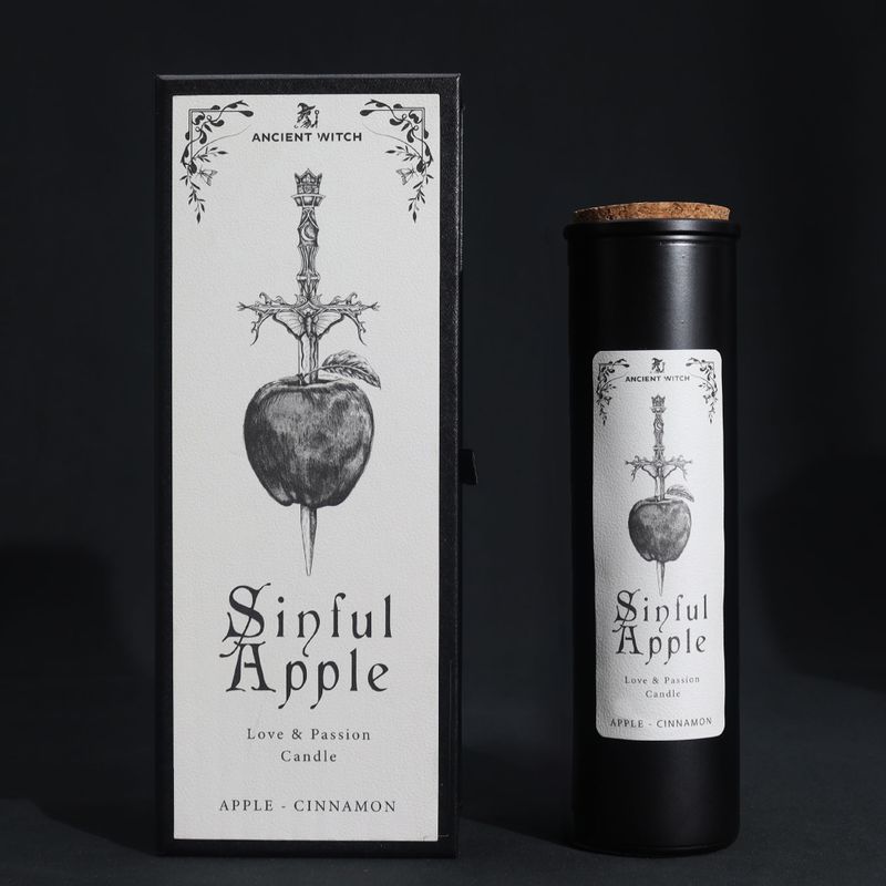Sinful Apple ritualna svijeća i kutija darova s jabukom probijenom athame-om na crnoj pozadini