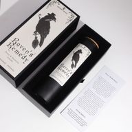Raven's Remedy crna svijeća s plutenim poklopcem u svojoj poklon kutiji