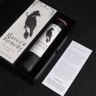 Raven's Remedy ritualna karta čarolije pored svijeće