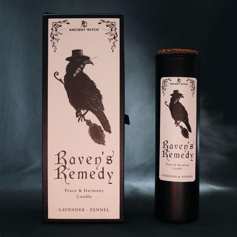 Ritualna svijeća Raven's Remedy prikazana uz ilustriranu ambalažu