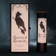 Ritualna svijeća Raven's Remedy prikazana uz ilustriranu ambalažu