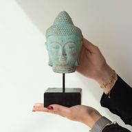 Mirna Glava Bude na Postolju – Zelena Bakarna