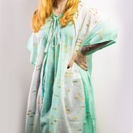 Nomad Sari On the Med Kolekcija - Kaftan - Bijela & Tirkizna i Dizajn Zlatne Ribice