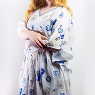 Nomad Sari On the Med Kolekcija - Kaftan - Bijela, Plava i Dizajn Zlatnog Urokljivog Oka