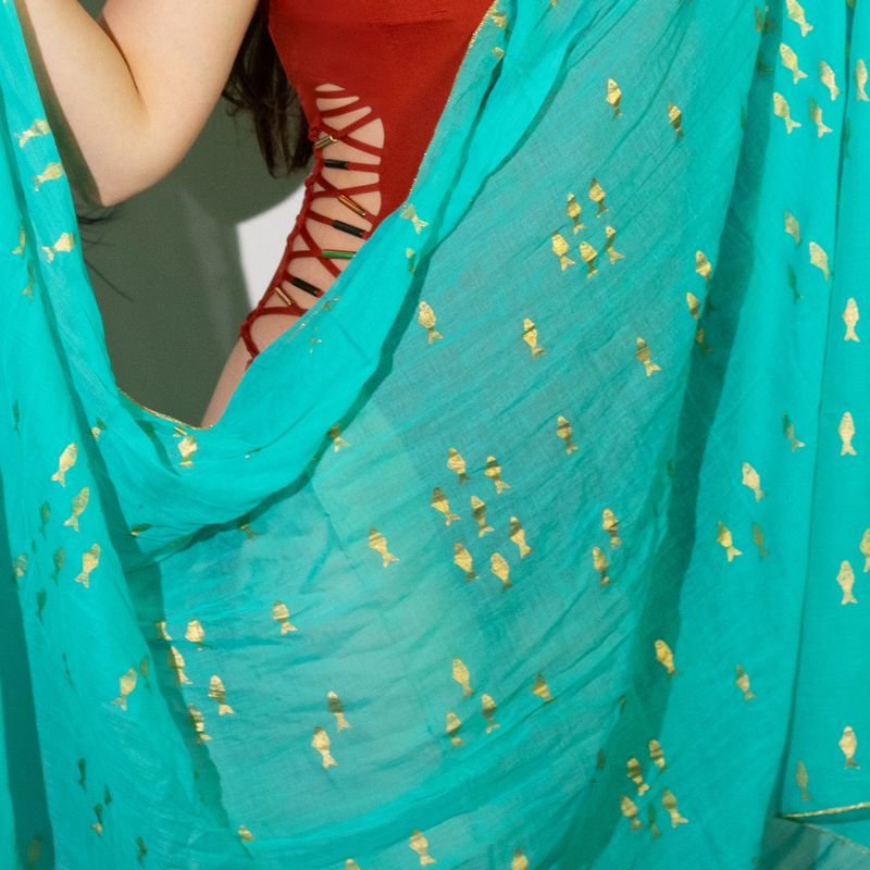 Nomad Sari On the Med Kolekcija - Pareo - Tirkizna i Dizajn Zlatne Ribice