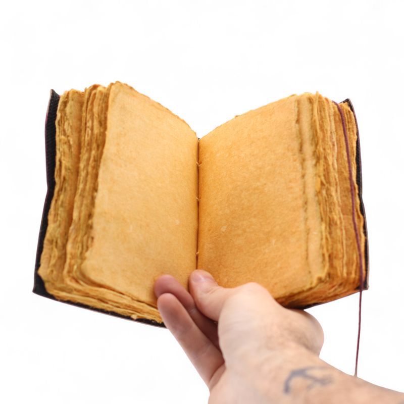 Debela Kožna Bilježnica s Grubo Rezanim Rubom (5x3,5") – Every Day May Not Be God