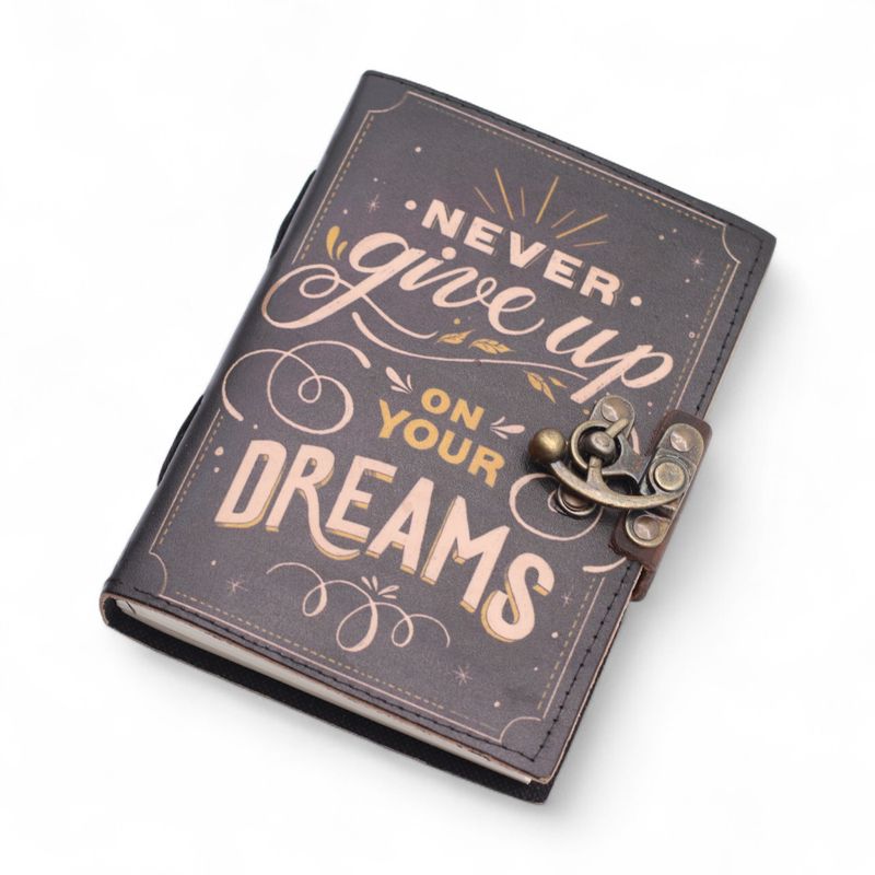Kožna Bilježnice s Tiskom (7x5") – Never Give Up On Your Dreams – 200 stranica
