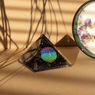 Mala Orgonitna Piramida 5,5×4,5cm – Cvijet Života – Komadići Crnog Turmalina