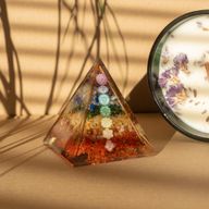 Srednja Orgonitna Piramida 7×6cm – Bakrene Šipke - Komadići Kristala 7 Čakri