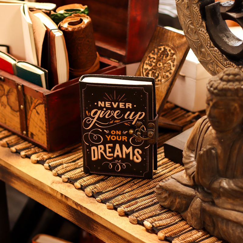 Kožna Bilježnice s Tiskom (7x5") – Never Give Up On Your Dreams – 200 stranica