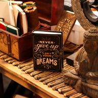 Kožna Bilježnice s Tiskom (7x5") – Never Give Up On Your Dreams – 200 stranica