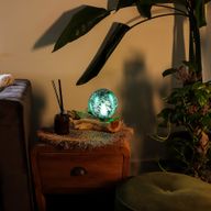 DriftGlow lampion – Smaragdno pukotinsko sjenilo s drvenom bazom