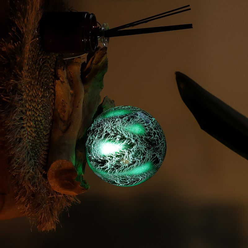 DriftGlow lampion – Smaragdno pukotinsko sjenilo s drvenom bazom