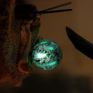 DriftGlow lampion – Smaragdno pukotinsko sjenilo s drvenom bazom