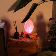DriftGlow lampion – Pukotinsko sjenilo u obliku vatrenog jajeta, narančasto, s drvenom bazom