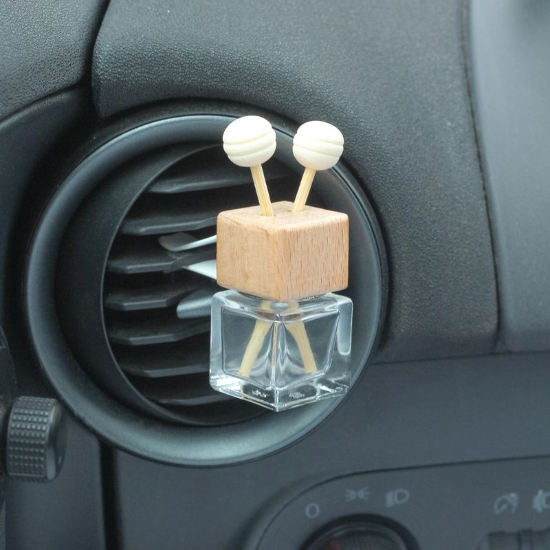 Prozirna Bočica za Difuzor Automobila s Pričvršćivanjem na Ventilaciju – 8 ml – 3 dizajna x 4