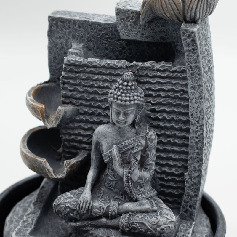 Sobna fontana – Buda s lotos cvijetom i kaskadnim posudama (19x19x28 cm)