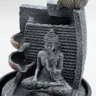 Sobna fontana – Buda s lotos cvijetom i kaskadnim posudama (19x19x28 cm)
