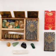 Tarot Kutija s Tri Pretinca i Držačem za Karte