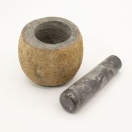 Ukrasni tučak i mužar od prirodnog riječnog kamena – Mali (približno 9x7 cm)