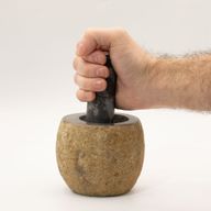 Ukrasni tučak i mužar od prirodnog riječnog kamena – Mali (približno 9x7 cm)