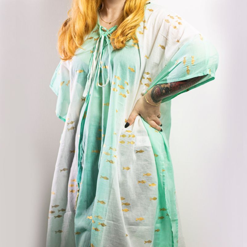 Nomad Sari On the Med Kolekcija - Kaftan - Bijela & Tirkizna i Dizajn Zlatne Ribice