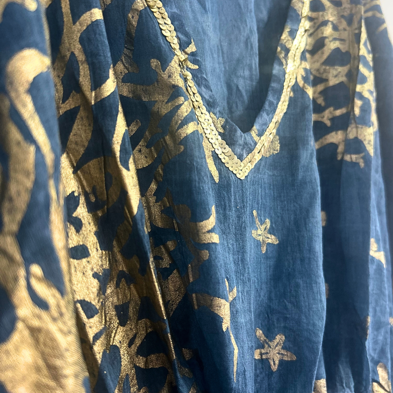 Nomad Sari Ručno Oslikani Kaftan u Morsko-plavoj sa Zlatnim Koraljnim Uzorkom