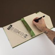 Velika Lokta bilježnica - upečatljiv cvjetni dizajn - 21×15cm, 45 listova s knjižnom oznakom – mahovinasto zelena