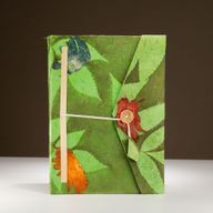 Velika Lokta bilježnica - upečatljiv cvjetni dizajn - 21×15cm, 45 listova s knjižnom oznakom – mahovinasto zelena