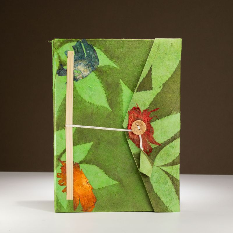 Velika Lokta bilježnica - upečatljiv cvjetni dizajn - 21×15cm, 45 listova s knjižnom oznakom – mahovinasto zelena
