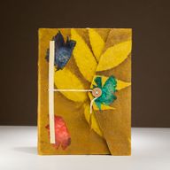 Velika Lokta bilježnica - upečatljiv cvjetni dizajn - 21×15cm, 45 listova s knjižnom oznakom – Mustard Brown