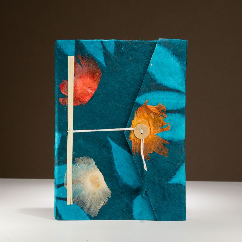 Lrg Lokta Bold Floral - Bilježnica (21x15cm) - 45 listova - uključuje označivač stranice - Noćno plava