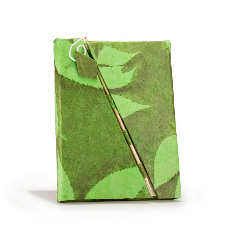 Srednja Lokta bilježnica s bambusovim zatvaračem - upečatljiv cvjetni dizajn - 15x12cm, 45 listova – mahovinasto zelena