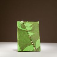 Srednja Lokta bilježnica s bambusovim zatvaračem - upečatljiv cvjetni dizajn - 15x12cm, 45 listova – mahovinasto zelena