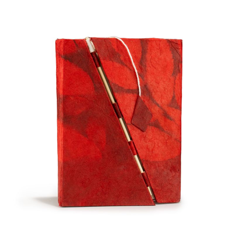 Srednja Lokta bilježnica s bambusovim zatvaračem - upečatljiv cvjetni dizajn - 15x12cm, 45 listova – Ruby
