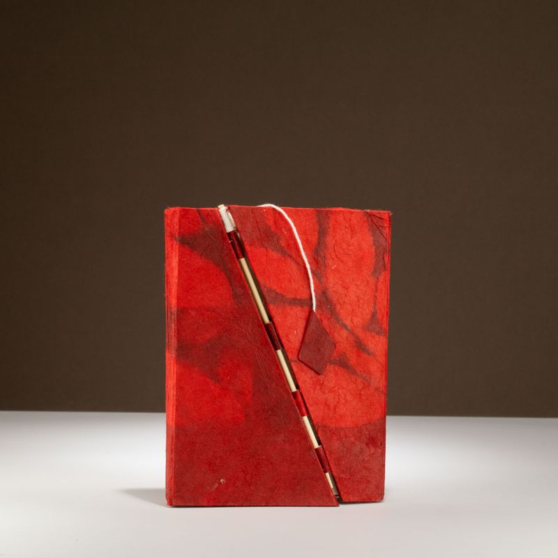 Srednja Lokta bilježnica s bambusovim zatvaračem - upečatljiv cvjetni dizajn - 15x12cm, 45 listova – Ruby