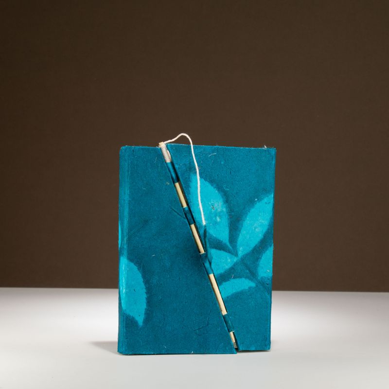 Srednja Lokta Bold Floral Bamboo Lock Bilježnica Velika (15x12 cm) - 45 listova - Noćno plava
